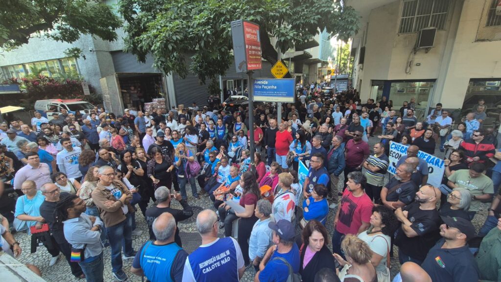 APÓS ATO PÚBLICO NO RIO, COMISSÃO DE SERVIDORES DEBATE PROPOSTA DE PAGAMENTO DA RECOMPOSIÇÃO