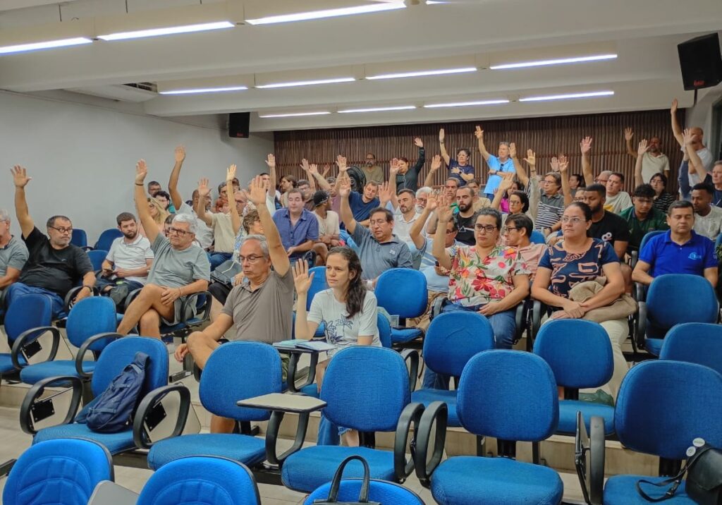 EM ASSEMBLEIA, DOCENTES DA UENF APROVAM ESTADO DE GREVE PELO PCV