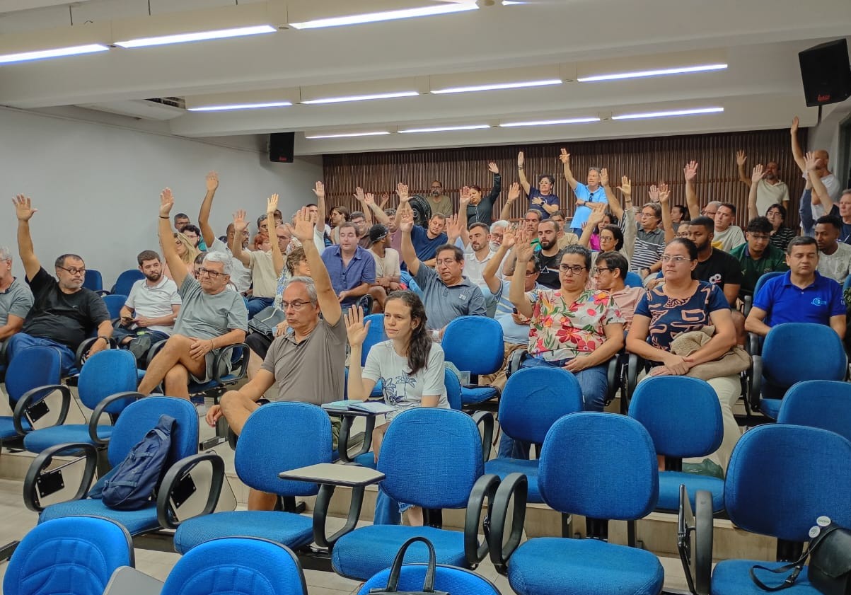 EM ASSEMBLEIA, DOCENTES DA UENF APROVAM ESTADO DE GREVE PELO PCV